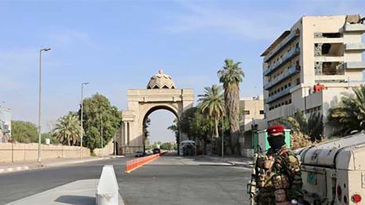 Rawafiid's tweet photo. مصدر لـ"روافد": غلق شبه تام لمداخل المنطقة الخضراء في العاصمة بغداد واغلاق جسر الجمهورية بالكامل https://t.co/2KB0SX9AHC