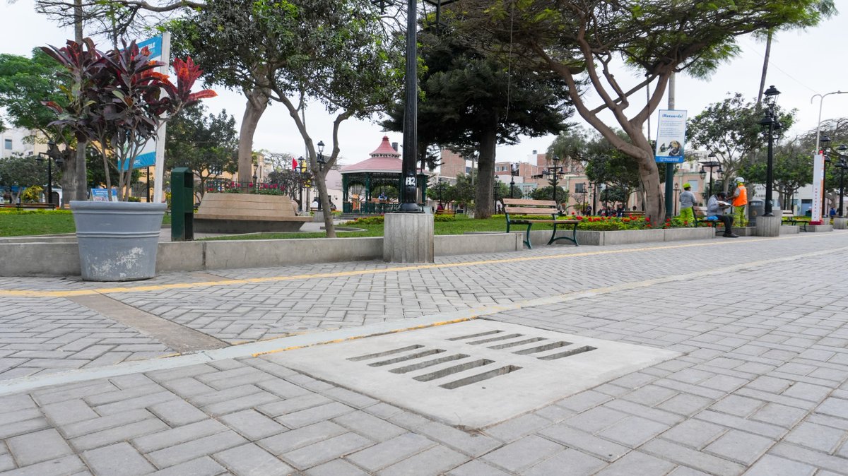 Carlos_Bruce's tweet photo. 🌧️ Vecinos, las recientes lluvias pusieron a prueba el nuevo sistema de drenaje pluvial de la Supermanzana de Surco Pueblo, y respondió como esperábamos.

El agua fue canalizada y evacuada correctamente, reduciendo el riesgo de aniegos. Una obra pensada para transformar Surco Pueblo y estar preparados para lluvias intensas que pueden generarse ante un eventual Fenómeno El Niño. 💪

#SurcoEstáMejorYSeNota #CarlosBruce #TechitoBruce