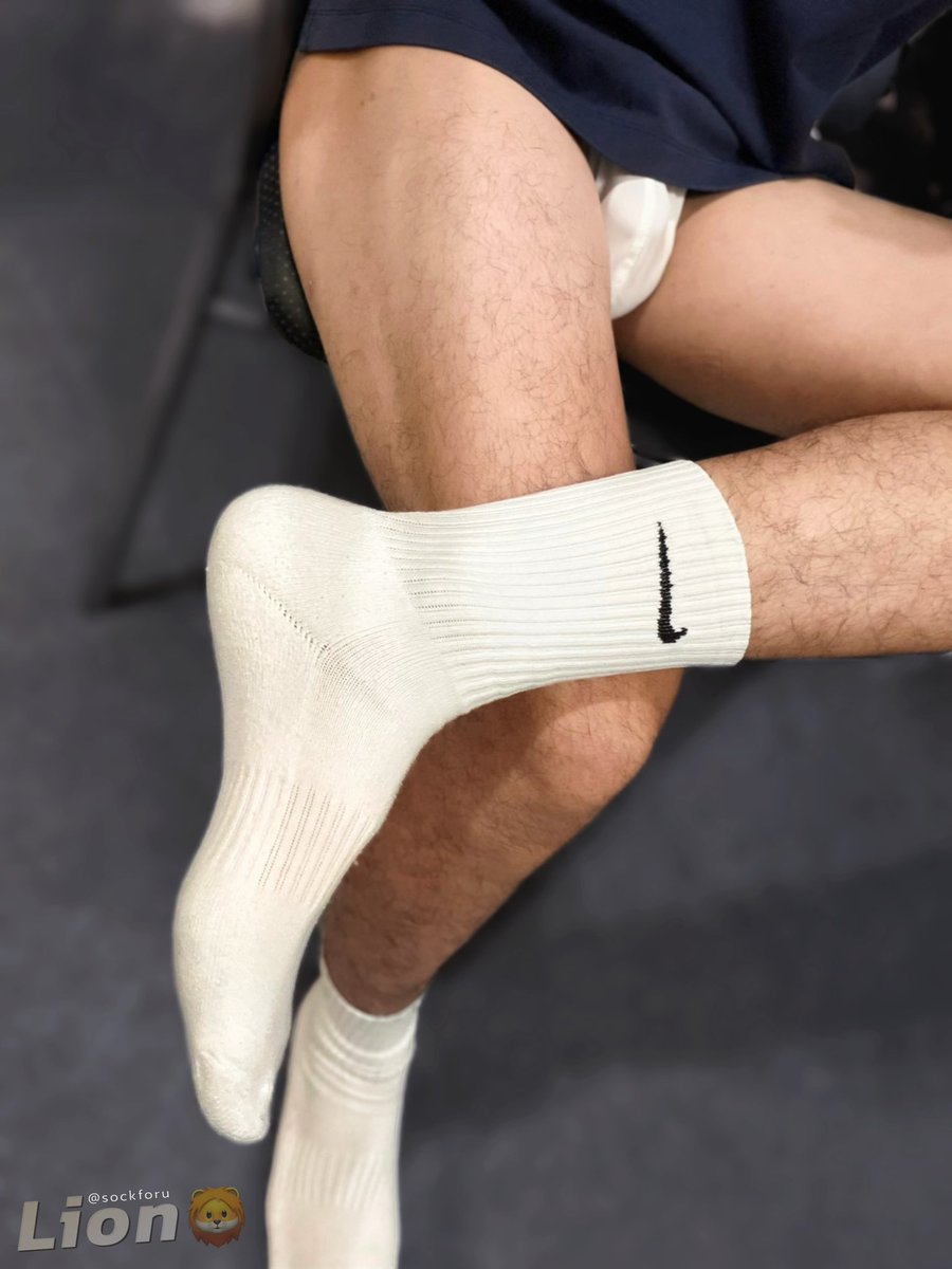 Sockforu20's tweet photo. 好想被聞舔白襪 😍 #白襪 #sockfetish https://t.co/kWKIdRmmhS