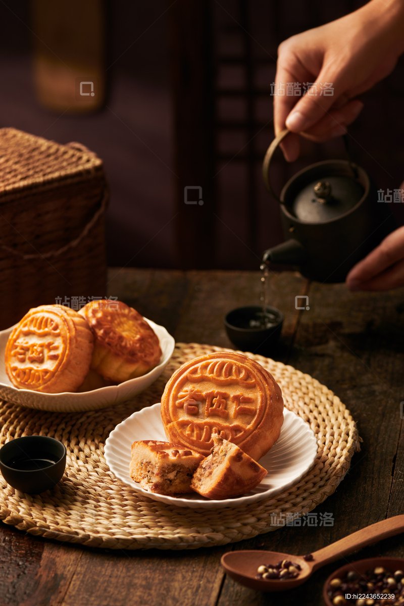 RudiCarvalho's tweet photo. [Today marks the start of the Mid-Autumn Festival—gathering with loved ones, mooncakes in hand, and moonlight that wraps us in warmth. Happy holidays!]， https://t.co/KzFmTwD5Ce