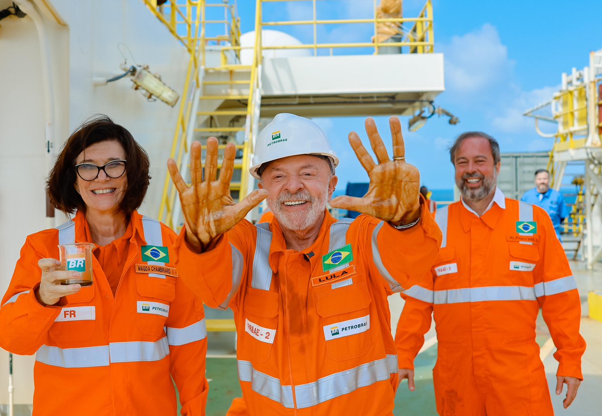 LulaOficial's tweet photo. Hoje viemos ao Amapá para anunciar uma descoberta importante para o Brasil: a Petrobras encontrou petróleo em águas ultraprofundas da Margem Equatorial. É uma demonstração da capacidade da nossa engenharia e da decisão de voltar a investir em pesquisa e na soberania energética do país.

Essa descoberta abre uma perspectiva muito promissora para gerar empregos, desenvolvimento tecnológico e, no futuro, garantir recursos para o Fundo Social, ajudando a financiar a educação e melhorar a vida da nossa população. Tudo isso com segurança, respeito ao meio ambiente e mantendo firme o compromisso do Brasil com uma transição energética sustentável. 🇧🇷

📸 @ricardostuckert