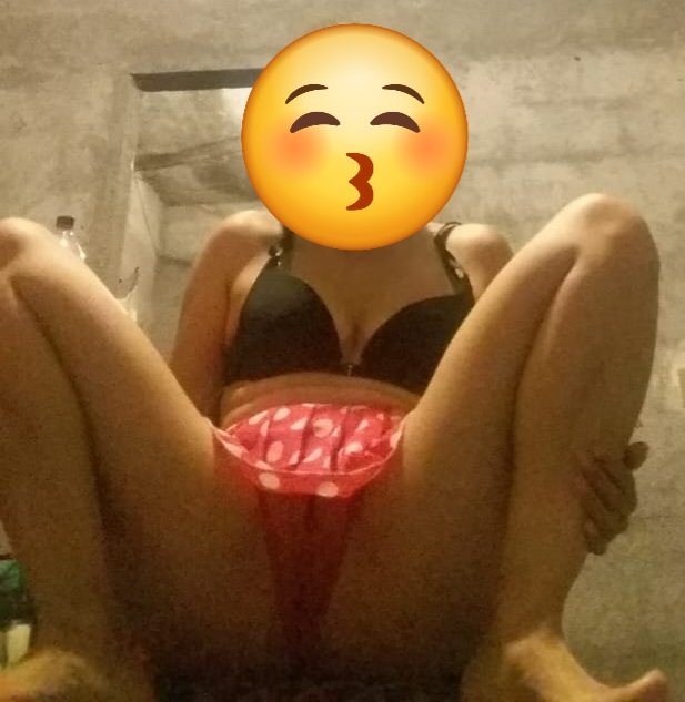 Eldoberman2018's tweet photo. #putiesposa 
#putipobre 
#minifalda 
#puta 
No se si sea el calor que esta haciendo o no se... 🤔 pero yo traigo muchas ganas de que me cojan me gustaria ver como me escurren leche por mi vajina  🤤 https://t.co/xSEut2kqQc
