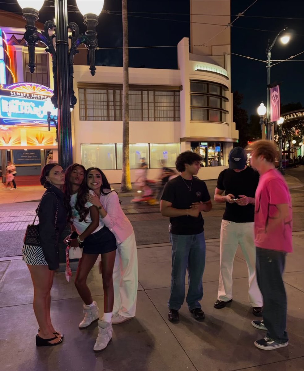 withscobell's tweet photo. walker com o elenco após a d23💙😭 https://t.co/lFtVwd84vh