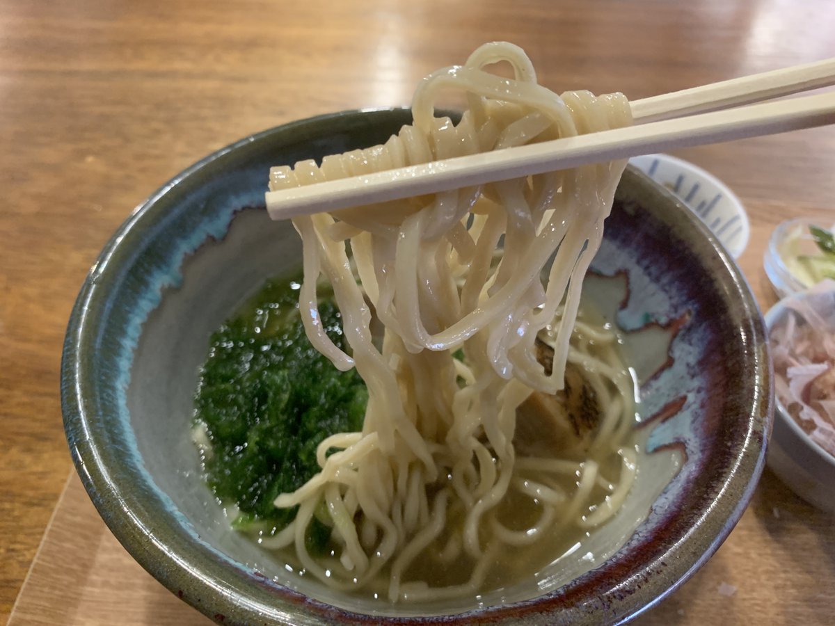 okinawasoba808's tweet photo. 栄町市場にある削りたてカツオ節専門店『#出汁ダシ』が提供する沖縄そば。
沖縄そばの出汁と言えば豚と鰹なわけですが、鰹節専門店が作る沖縄そばは当たり前に旨い！
店内で削る鰹節を好みに合わせてプラスし、香りがなんとも食欲をそそります。
中細でコシの強い生麺にアーサや角煮など見所も満載。 https://t.co/W6gEjjeoDg