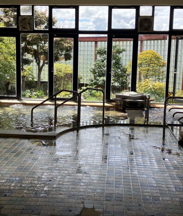 P89262411's tweet photo. 長野県上伊那郡辰野町「たつの荒神山温泉 湯にいくセンター」

源泉浴槽は不感温浴で寝湯となっており炭酸水素塩泉（天然温泉）のお肌つるつる美人の湯で日頃の疲れを解きほどしてくれます。
湯～るり、湯～たり、辰野町の天然温泉で、こころもからだも、やすらぎのひととき。 https://t.co/481TNivKX5