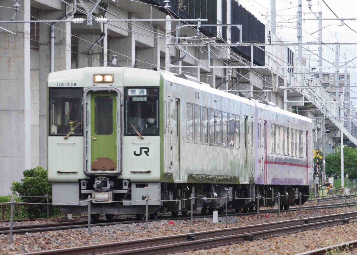 215e231e233's tweet photo. 8月14日　しなの鉄道　長野～北長野間で撮影
キハ110系　2連　飯山線　普通　長野行き　後部秋田リレー色　後追いも
211系　6連　回送
383系　6連　回送
#秋田リレー号
#キハ110系 https://t.co/sZfjICkNzZ