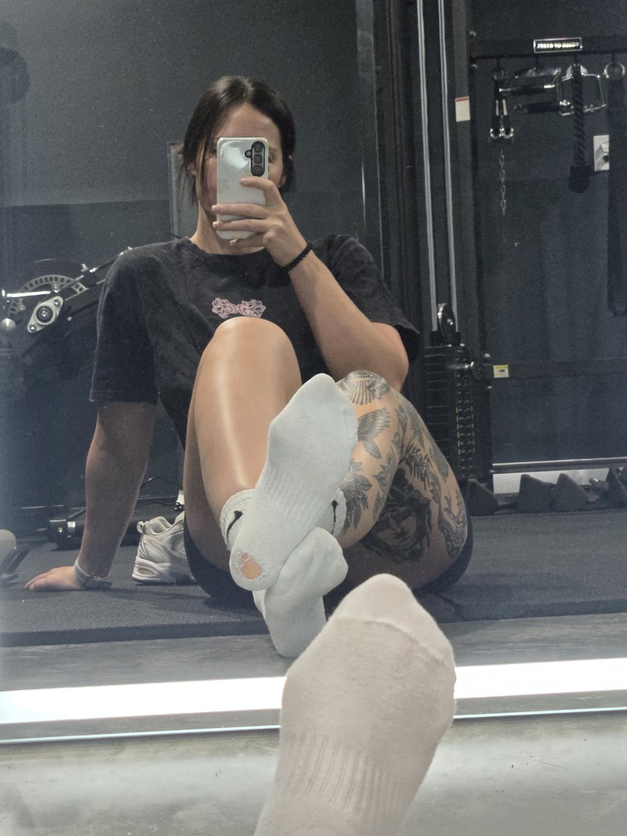 herbarbelldiary's tweet photo. Note to self: Always check your socks before leaving the house.

​What is your favorite brand of socks for the gym? I feel like Nike socks are really low quality! https://t.co/krfE0PS4ss