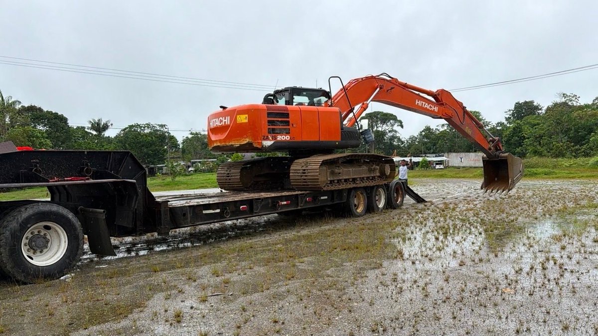 ABDELAESPRIELLA's tweet photo. Desde el día de la tragedia le di la orden a nuestra Fuerza Pública de incautar toda la maquinaria utilizada en la minería ilegal.

Hoy, en la vereda Boraudó, Lloró, Chocó, el Ejército Nacional, en operación conjunta con la Armada Nacional e interinstitucional con la Policía, incautó 2 excavadoras del ELN, avaluadas en cerca de $900 millones.

En lugar de destruir esta maquinaria, la pondremos al servicio de la reconstrucción de las zonas afectadas por el terremoto. Ya fueron entregadas a la Gobernación del Chocó para apoyar estas labores.

La maquinaria de la minería ilegal ahora trabajará para Colombia.

La delincuencia destruye; el gobierno del tigre reconstruye.

¡Firme por la Patria!

(A.D.L.E.) 🇨🇴 🐅