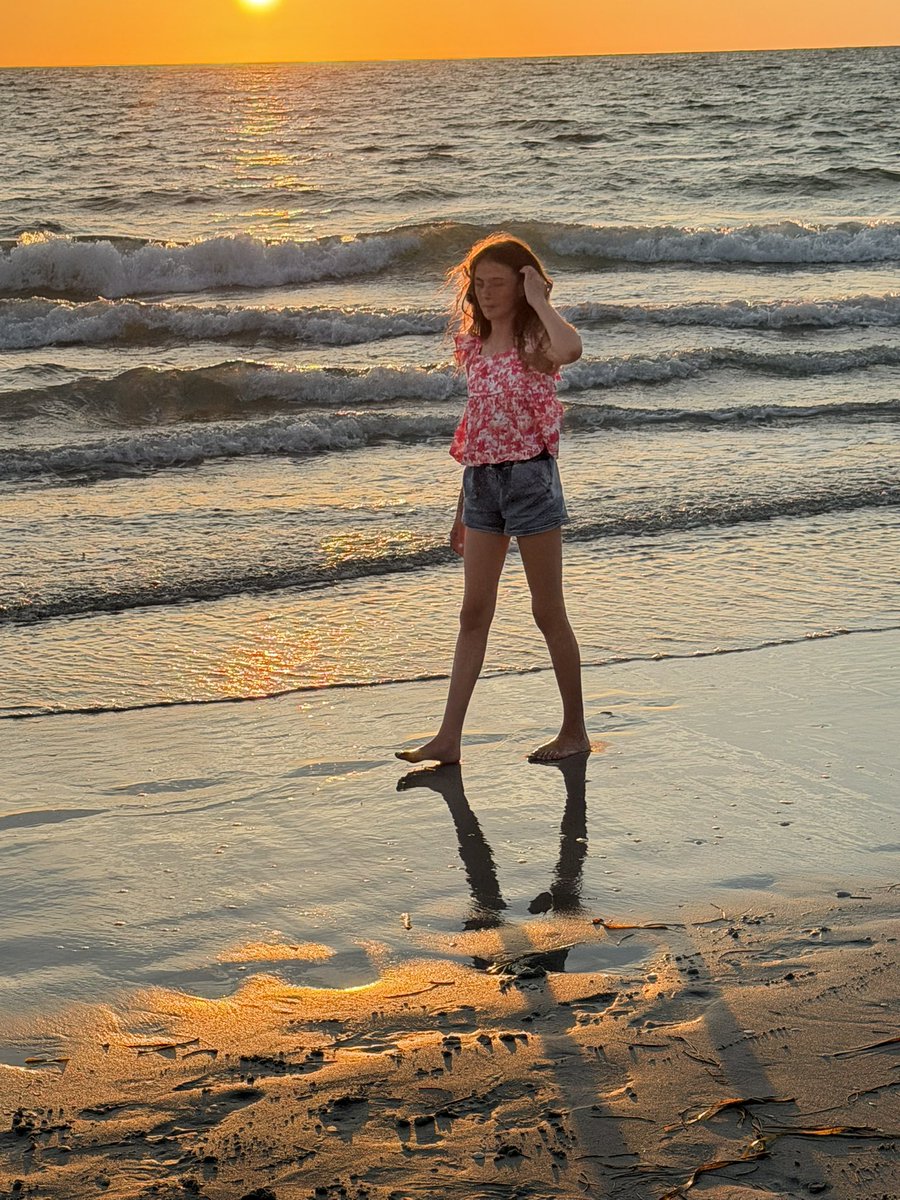 PtrckHldn's tweet photo. Beach vacay with the fam is complete. Can’t say I’m looking forward to leaving, but I am looking forward to seeing our ‘26-27 @CCSUsoftball squad. Roll Devs
#WeTeachHomeruns https://t.co/c5tK9OpM7P