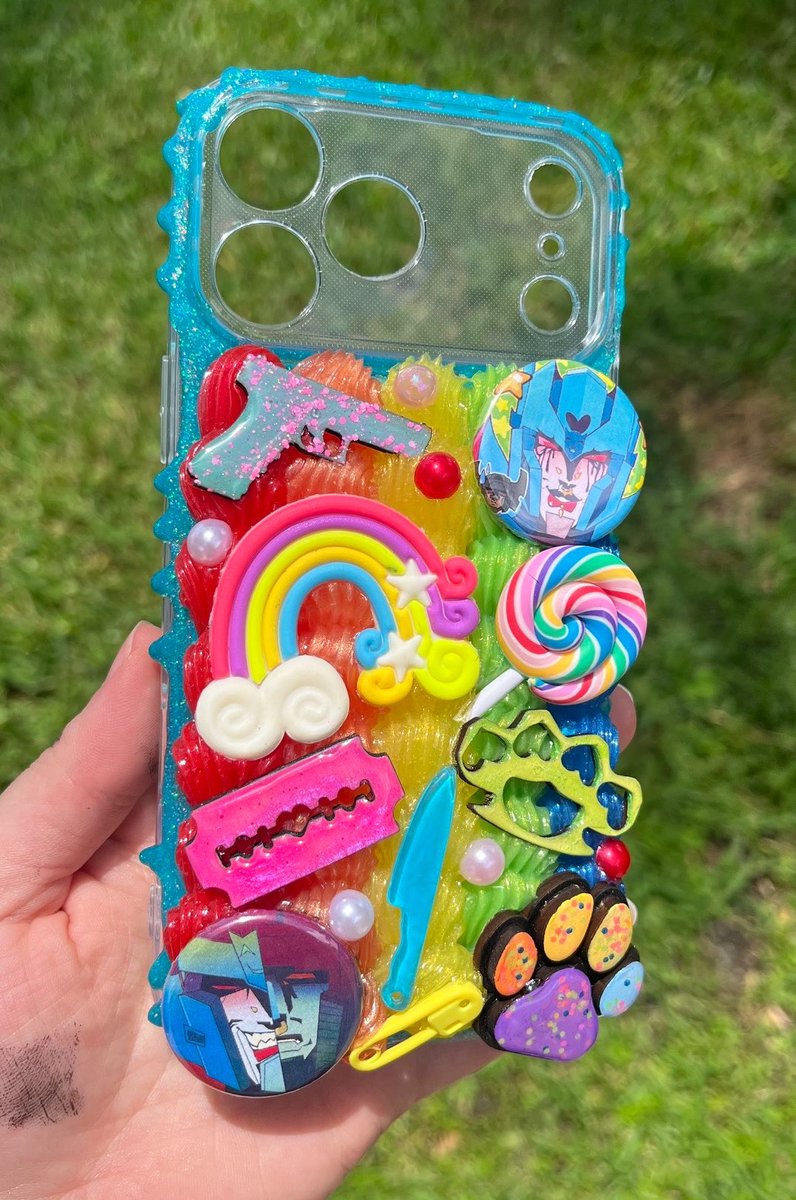 F2T2EA's tweet photo. my overmax phone case has finally arrived!! created by kawaii decoden cases 🌈💖

art on pins done by my friend!
#maccadams #transformers #overmax https://t.co/4s69yht2FW