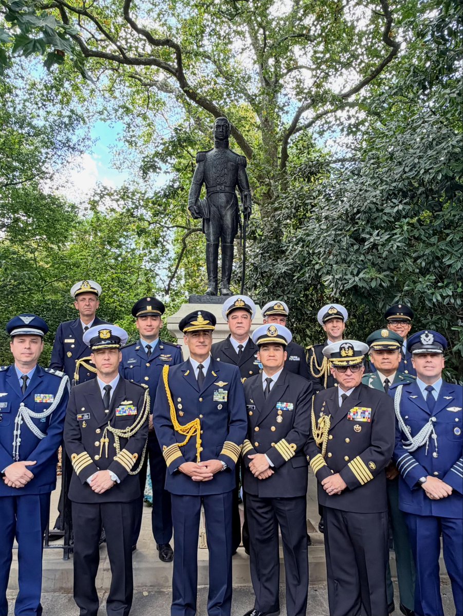JuanHunterARG's tweet photo. Estatua de San Martín en Londres.
Homenaje en el aniversario 176° de su paso a la inmortalidad. https://t.co/FMEdLLBIi5