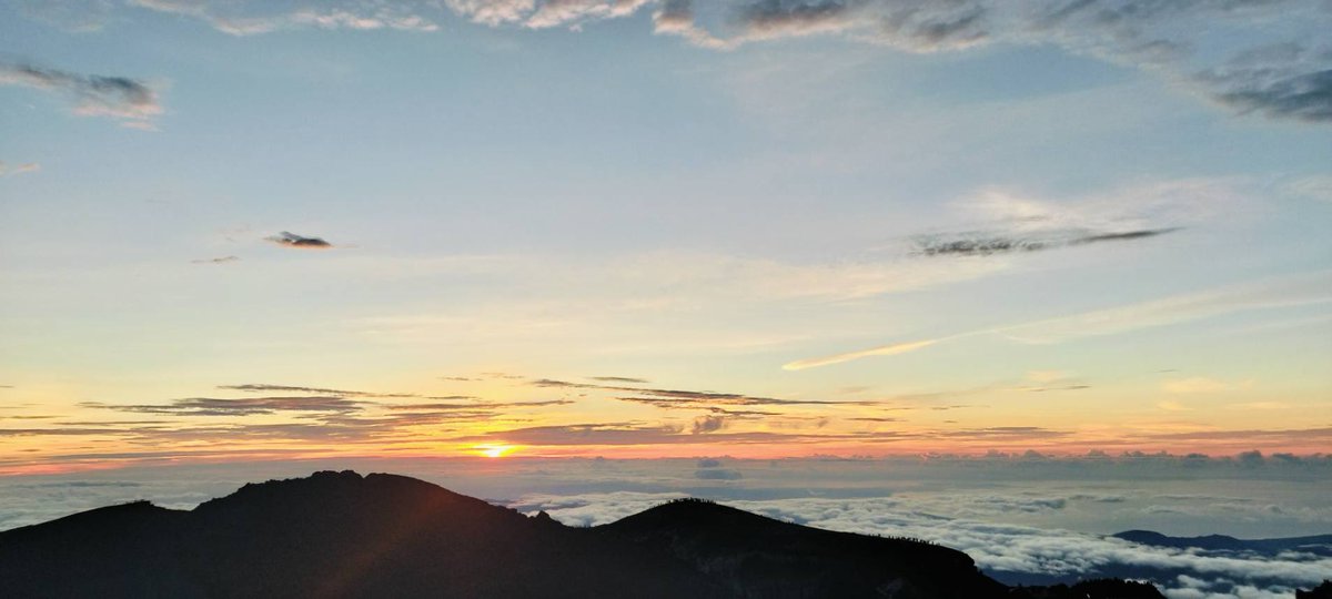 Fuji_Tozan's tweet photo. おはようございます。今朝富士山からの夜明けです。 https://t.co/QkP52UjqQQ