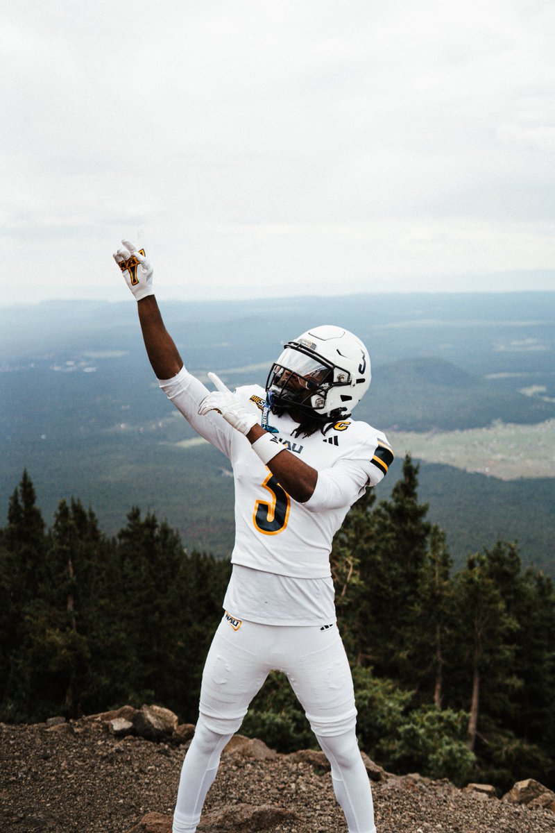 NAU_Football's tweet photo. One day closer to gameday in our city. ⛰️🌲

#RaiseTheFlag | #7KBuilt https://t.co/vb679LNDun