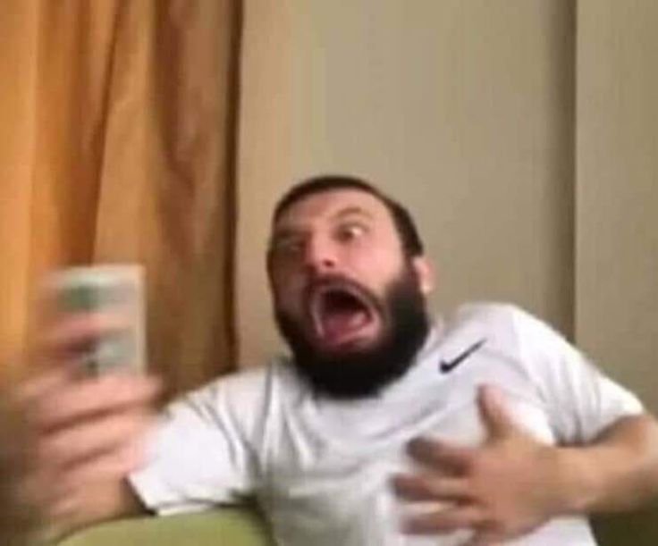 Whilzey's tweet photo. Yarın vlogu izlerken herhangi bir hilzey momnetinde telefonun başında fandom https://t.co/ynFGXGUE07