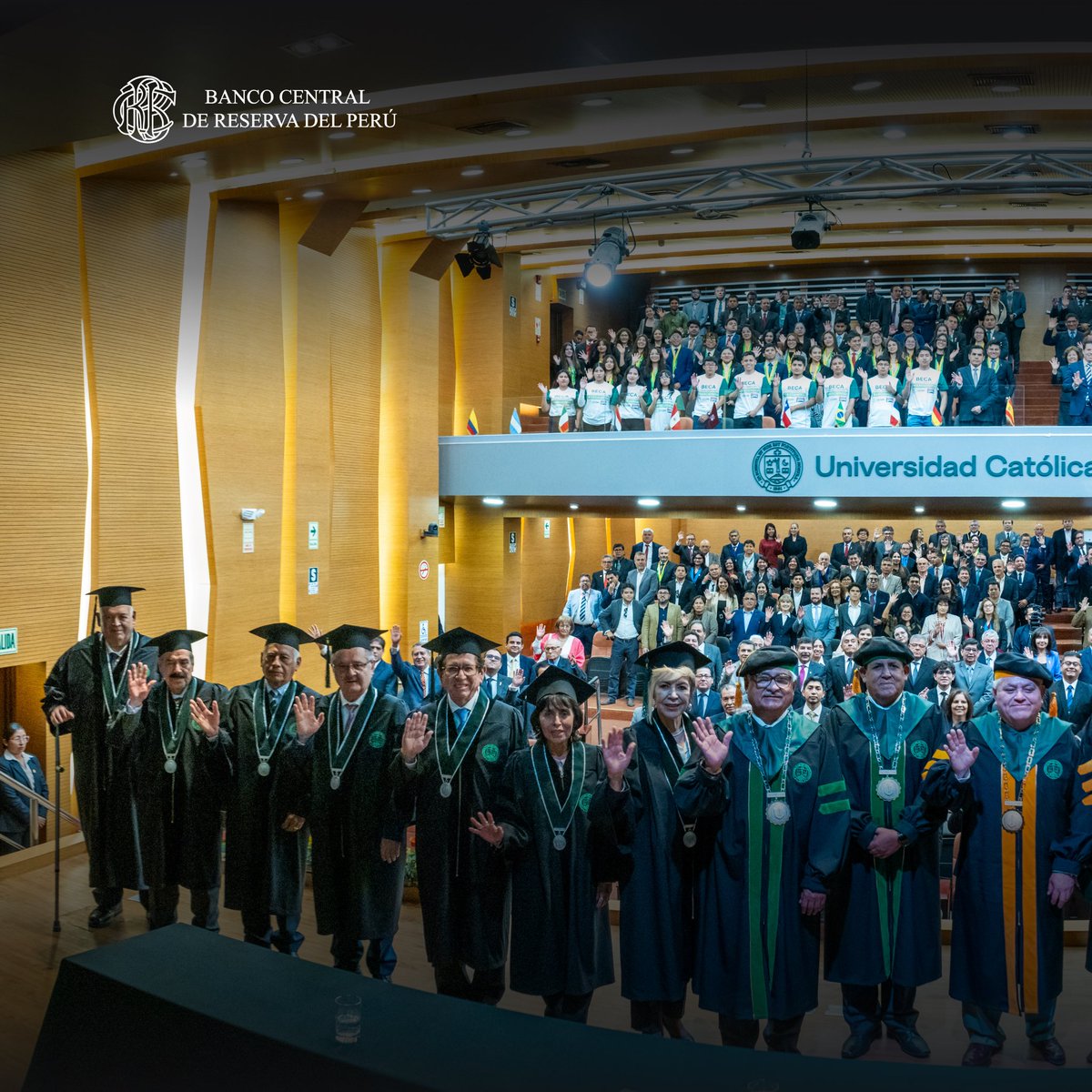bcrpoficial's tweet photo. Julio Velarde recibió el grado Honoris Causa de la Universidad Católica de Santa María de #Arequipa, en reconocimiento a su trayectoria y aporte a la estabilidad económica del país. Destacó la importancia de la #meritocracia, las instituciones y la educación.
Fotos: UCSM https://t.co/GdP9hXq62B
