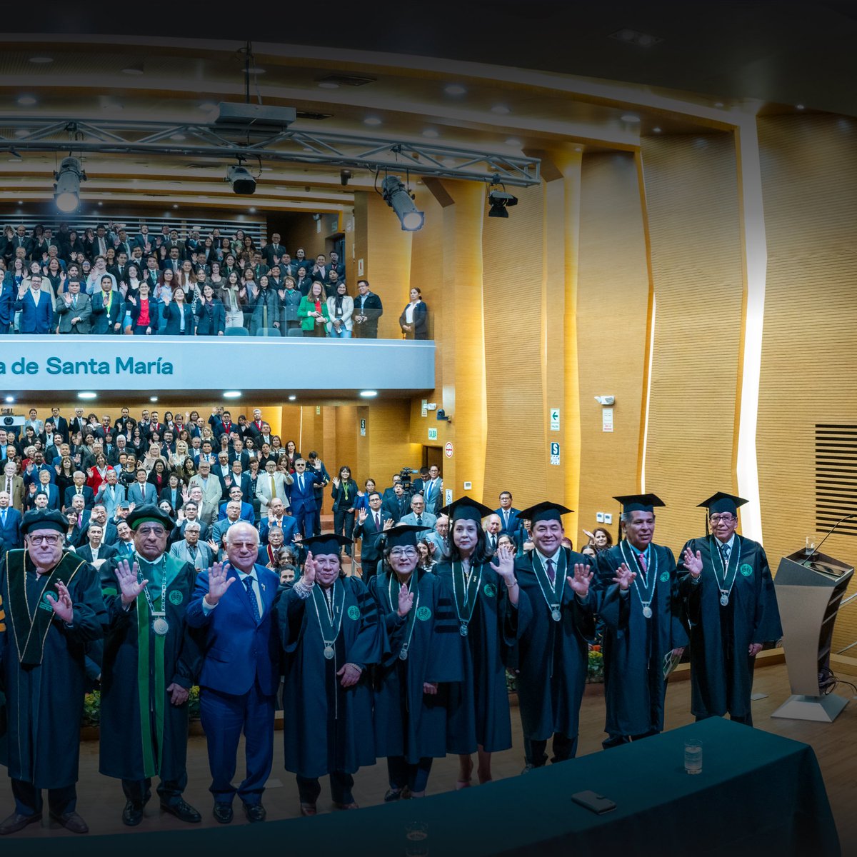 bcrpoficial's tweet photo. Julio Velarde recibió el grado Honoris Causa de la Universidad Católica de Santa María de #Arequipa, en reconocimiento a su trayectoria y aporte a la estabilidad económica del país. Destacó la importancia de la #meritocracia, las instituciones y la educación.
Fotos: UCSM https://t.co/GdP9hXq62B