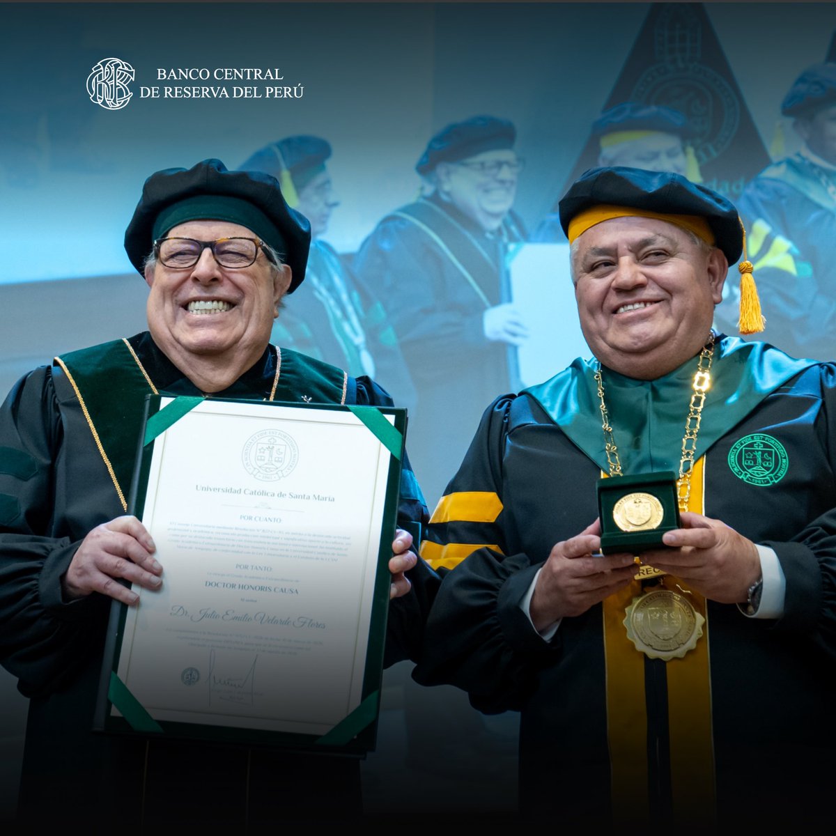 bcrpoficial's tweet photo. Julio Velarde recibió el grado Honoris Causa de la Universidad Católica de Santa María de #Arequipa, en reconocimiento a su trayectoria y aporte a la estabilidad económica del país. Destacó la importancia de la #meritocracia, las instituciones y la educación.
Fotos: UCSM https://t.co/GdP9hXq62B