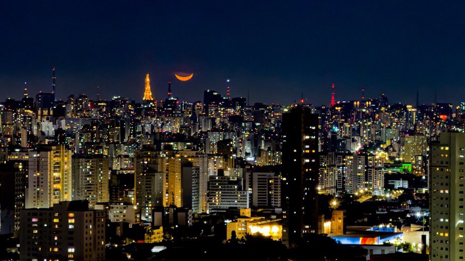 choquei's tweet photo. 🚨VEJA: Anoitecer na capital paulista chama atenção pelas luzes e pela beleza da cidade vista do alto. https://t.co/0hGD8PIAZY