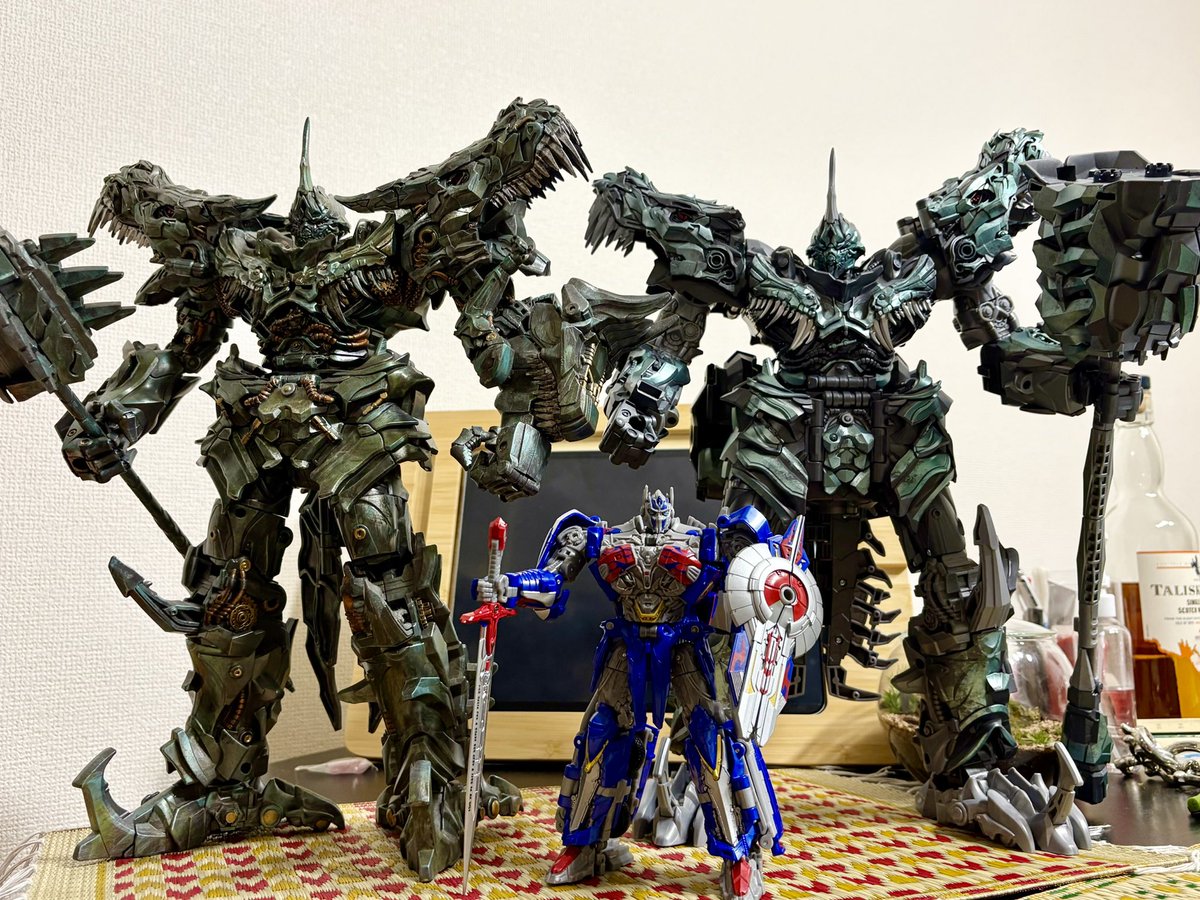 Emane_repaint's tweet photo. 要らんや〜って思ってたけど結局買ってしまった
いざ並べるとタイタングリムロックの圧勝でニヤニヤしてしまった
ぽこポケしてる嫁「その怖いやつ、食卓の上(に飾って良いの)は1個までやで」
タイタン1個許容してくれるのアツい
#TFTOYの面白さを伝え隊 https://t.co/a5OCTZIoOP