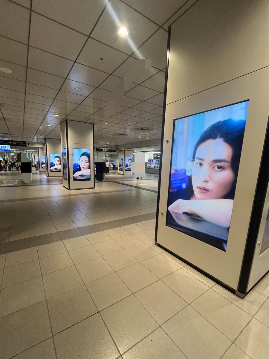 momchan0216's tweet photo. 井の頭線渋谷駅の改札外サイネージに
メディキューブの新CM登場
電車でもZoff目黒君まだ会えたし
朝から幸せな気持ちになれた！！
周りが静かだから目黒君の声も
しっかり聞こえる！
仕事のモチベ上がったわー🖤

#目黒蓮
#medicube
#メディキューブ https://t.co/fjPascEAFf