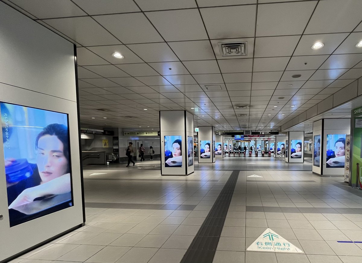 momchan0216's tweet photo. 井の頭線渋谷駅の改札外サイネージに
メディキューブの新CM登場
電車でもZoff目黒君まだ会えたし
朝から幸せな気持ちになれた！！
周りが静かだから目黒君の声も
しっかり聞こえる！
仕事のモチベ上がったわー🖤

#目黒蓮
#medicube
#メディキューブ https://t.co/fjPascEAFf