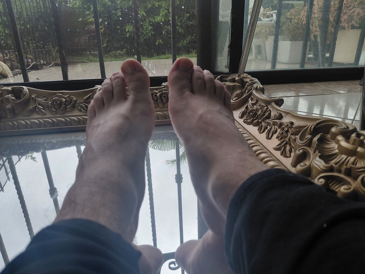 CrisRegat's tweet photo. feet https://t.co/1LhbqUGpA8