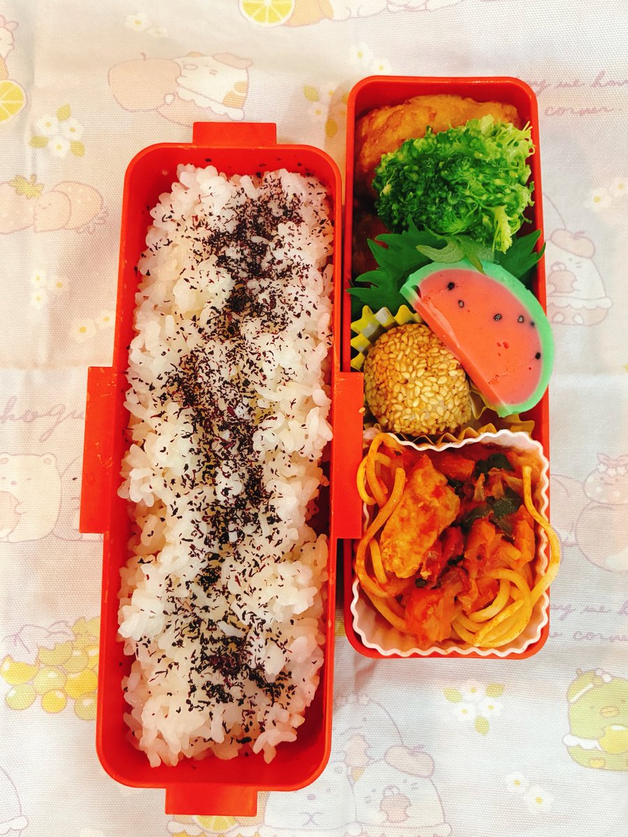 chi_kuma100's tweet photo. 今日のお弁当🍱
おかずモリモリになったので、今日は卵なし https://t.co/2uute4HYgC