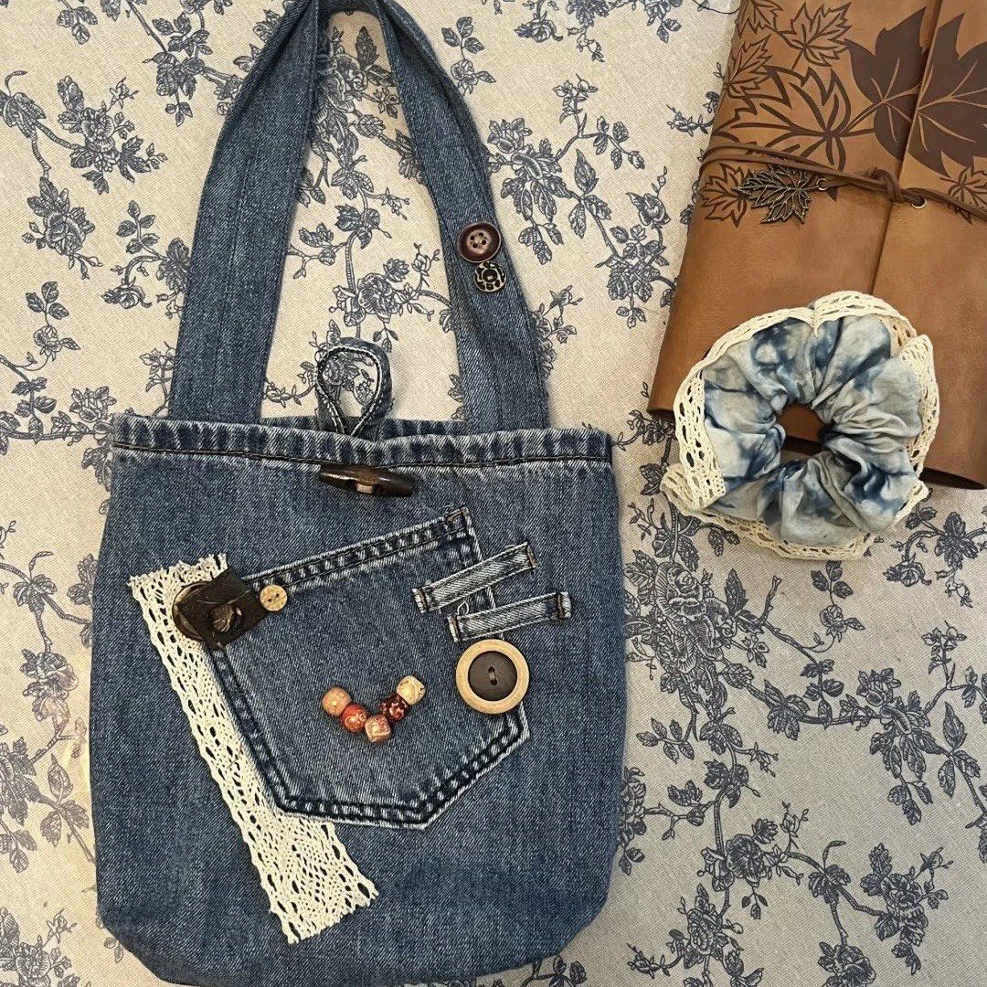 GreggInsogr7's tweet photo. Just upcycled old denim jeans into a cute crossbody bag!  Super easy DIY project, no fancy tools needed. https://t.co/rY4mzpkapC