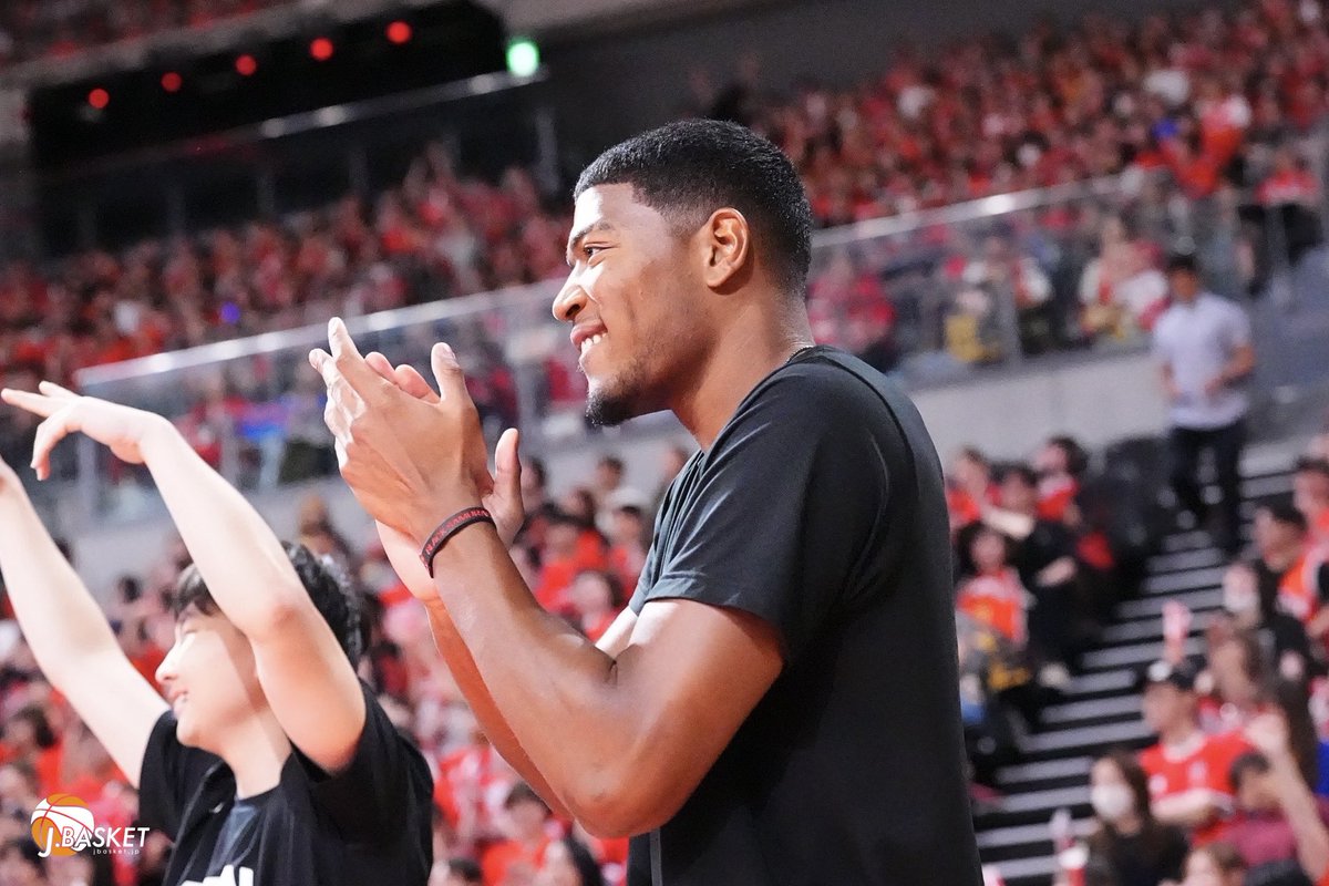 jbasket_jp's tweet photo. 【男子🇯🇵日本代表】シェーファーアヴィ幸樹
佐賀大会から韓国戦に招集され、ディフェンスやリバウンドで代表への強い情熱を示し続けるシェーファー アヴィ幸樹。自身のプレー、そして同期・八村塁の素顔と2人の関係性とは。
⁡
韓国戦
GAME1 11分出場 2得点 5リバウンド2スティール
GAME2 14分出場 5得点(3P1/1) 2リバウンド
⁡
「課題は残るが、やるべきディフェンスはやり切れた。オフェンスでの連携ミスなど課題は多く物足りなさは残る」と悔しさを口にしつつも、持ち味であるディフェンスとリバウンドで存在感を発揮。「前からプレッシャーをかけてチームのルールをやり切れた」と語る通り、自分の役割に集中して流れを引き寄せ、代表への強い情熱を示した。

日本代表の同級生
八村塁の素顔と関係性。
⁡
昔から同期として仲が良く、チームの雰囲気を和らげるために八村から「一番いじりやすい存在」としてターゲットにされるという笑顔で話すアヴィ。
「お前スリー打つなよ」と冗談を言われつつも、周りの後押しを受けて見事に3ポイントを沈めると、八村がアヴィをベンチから迎えるシーンが印象的だった。
⁡
試合では淡々と感情を表に出さず仕事をこなす八村は、練習中は一転してかなり「はしゃいでいて、周りを和ませてくれる」とのこと。
世界最高峰のNBAで戦うトップ選手でありながら、自ら明るく振る舞い、アヴィを「おいしくいじる」ことでチーム全体の雰囲気を格段に良くしていると言う。
「彼がムスっとしていると空気も重くなってしまう。だから僕を使って雰囲気を良くしてくれるのは本当にありがたい」と語るアヴィ。

同期・八村塁との時間を楽しみながらも、コートに立てば自分の役割に徹する。ディフェンスとリバウンドでチームに力を与えるアヴィの代表への強い思いは、韓国との2連戦でも変わらず表れていた。日本代表にとって重要なインサイド。その中で、ここからアヴィがどんな存在感を示していくのか注目したい。

#シェーファーアヴィ幸樹
#八村塁 
#AkatsukiJapan
⁡