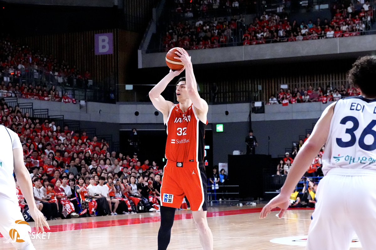 jbasket_jp's tweet photo. 【男子🇯🇵日本代表】シェーファーアヴィ幸樹
佐賀大会から韓国戦に招集され、ディフェンスやリバウンドで代表への強い情熱を示し続けるシェーファー アヴィ幸樹。自身のプレー、そして同期・八村塁の素顔と2人の関係性とは。
⁡
韓国戦
GAME1 11分出場 2得点 5リバウンド2スティール
GAME2 14分出場 5得点(3P1/1) 2リバウンド
⁡
「課題は残るが、やるべきディフェンスはやり切れた。オフェンスでの連携ミスなど課題は多く物足りなさは残る」と悔しさを口にしつつも、持ち味であるディフェンスとリバウンドで存在感を発揮。「前からプレッシャーをかけてチームのルールをやり切れた」と語る通り、自分の役割に集中して流れを引き寄せ、代表への強い情熱を示した。

日本代表の同級生
八村塁の素顔と関係性。
⁡
昔から同期として仲が良く、チームの雰囲気を和らげるために八村から「一番いじりやすい存在」としてターゲットにされるという笑顔で話すアヴィ。
「お前スリー打つなよ」と冗談を言われつつも、周りの後押しを受けて見事に3ポイントを沈めると、八村がアヴィをベンチから迎えるシーンが印象的だった。
⁡
試合では淡々と感情を表に出さず仕事をこなす八村は、練習中は一転してかなり「はしゃいでいて、周りを和ませてくれる」とのこと。
世界最高峰のNBAで戦うトップ選手でありながら、自ら明るく振る舞い、アヴィを「おいしくいじる」ことでチーム全体の雰囲気を格段に良くしていると言う。
「彼がムスっとしていると空気も重くなってしまう。だから僕を使って雰囲気を良くしてくれるのは本当にありがたい」と語るアヴィ。

同期・八村塁との時間を楽しみながらも、コートに立てば自分の役割に徹する。ディフェンスとリバウンドでチームに力を与えるアヴィの代表への強い思いは、韓国との2連戦でも変わらず表れていた。日本代表にとって重要なインサイド。その中で、ここからアヴィがどんな存在感を示していくのか注目したい。

#シェーファーアヴィ幸樹
#八村塁 
#AkatsukiJapan
⁡