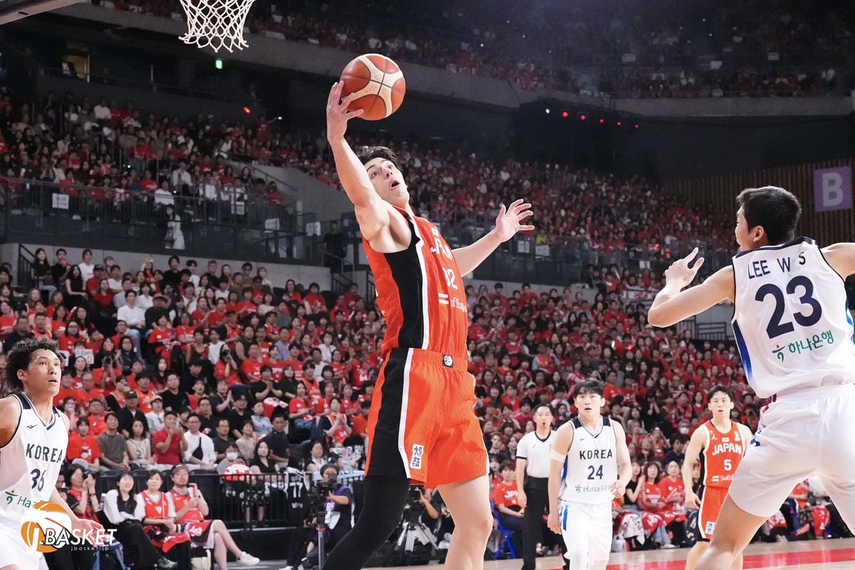jbasket_jp's tweet photo. 【男子🇯🇵日本代表】シェーファーアヴィ幸樹
佐賀大会から韓国戦に招集され、ディフェンスやリバウンドで代表への強い情熱を示し続けるシェーファー アヴィ幸樹。自身のプレー、そして同期・八村塁の素顔と2人の関係性とは。
⁡
韓国戦
GAME1 11分出場 2得点 5リバウンド2スティール
GAME2 14分出場 5得点(3P1/1) 2リバウンド
⁡
「課題は残るが、やるべきディフェンスはやり切れた。オフェンスでの連携ミスなど課題は多く物足りなさは残る」と悔しさを口にしつつも、持ち味であるディフェンスとリバウンドで存在感を発揮。「前からプレッシャーをかけてチームのルールをやり切れた」と語る通り、自分の役割に集中して流れを引き寄せ、代表への強い情熱を示した。

日本代表の同級生
八村塁の素顔と関係性。
⁡
昔から同期として仲が良く、チームの雰囲気を和らげるために八村から「一番いじりやすい存在」としてターゲットにされるという笑顔で話すアヴィ。
「お前スリー打つなよ」と冗談を言われつつも、周りの後押しを受けて見事に3ポイントを沈めると、八村がアヴィをベンチから迎えるシーンが印象的だった。
⁡
試合では淡々と感情を表に出さず仕事をこなす八村は、練習中は一転してかなり「はしゃいでいて、周りを和ませてくれる」とのこと。
世界最高峰のNBAで戦うトップ選手でありながら、自ら明るく振る舞い、アヴィを「おいしくいじる」ことでチーム全体の雰囲気を格段に良くしていると言う。
「彼がムスっとしていると空気も重くなってしまう。だから僕を使って雰囲気を良くしてくれるのは本当にありがたい」と語るアヴィ。

同期・八村塁との時間を楽しみながらも、コートに立てば自分の役割に徹する。ディフェンスとリバウンドでチームに力を与えるアヴィの代表への強い思いは、韓国との2連戦でも変わらず表れていた。日本代表にとって重要なインサイド。その中で、ここからアヴィがどんな存在感を示していくのか注目したい。

#シェーファーアヴィ幸樹
#八村塁 
#AkatsukiJapan
⁡