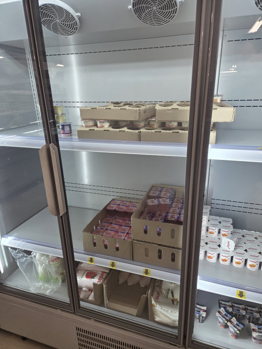 jotapez's tweet photo. Me intriga si funcionará el modelo de supermercados low cost que está proliferando en Providencia. Los precios son efectivamente más bajos, pero esta estética de desabastecimiento de posguerra sacrifica la experiencia de compra. https://t.co/cDuT1VIDom