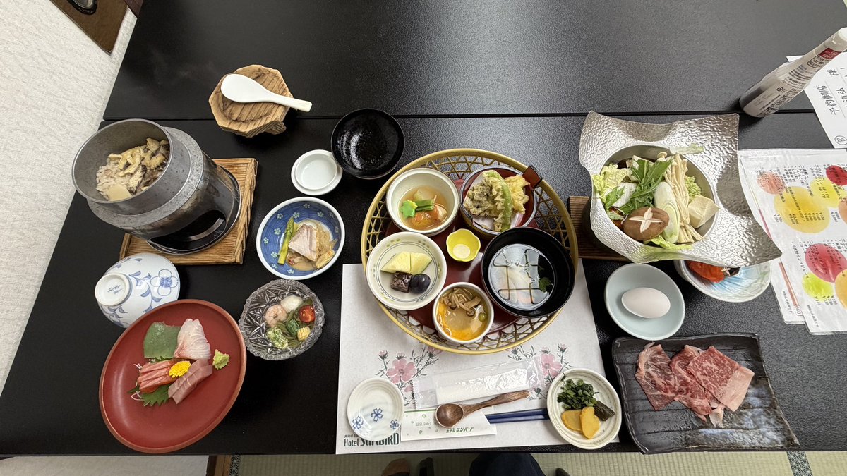 OnsenSommelierM's tweet photo. おは湯うございます🙇‍♂️本日のお宿はホテルサンバードさんでした♨️
1️⃣半露天風呂付き客室😇
2️⃣PH8.3の弱アルカリ性単純温泉👍
3️⃣夕食は上州牛のすき焼き🐃
4️⃣朝食も頑張ってます🥣
これで2万円割れは神コスパ😇ただし、こういった大規模温泉は塩素入りが宿命🥹個室風呂の湯使い表が無かったのですが、その先の循環の可能性あり🔁