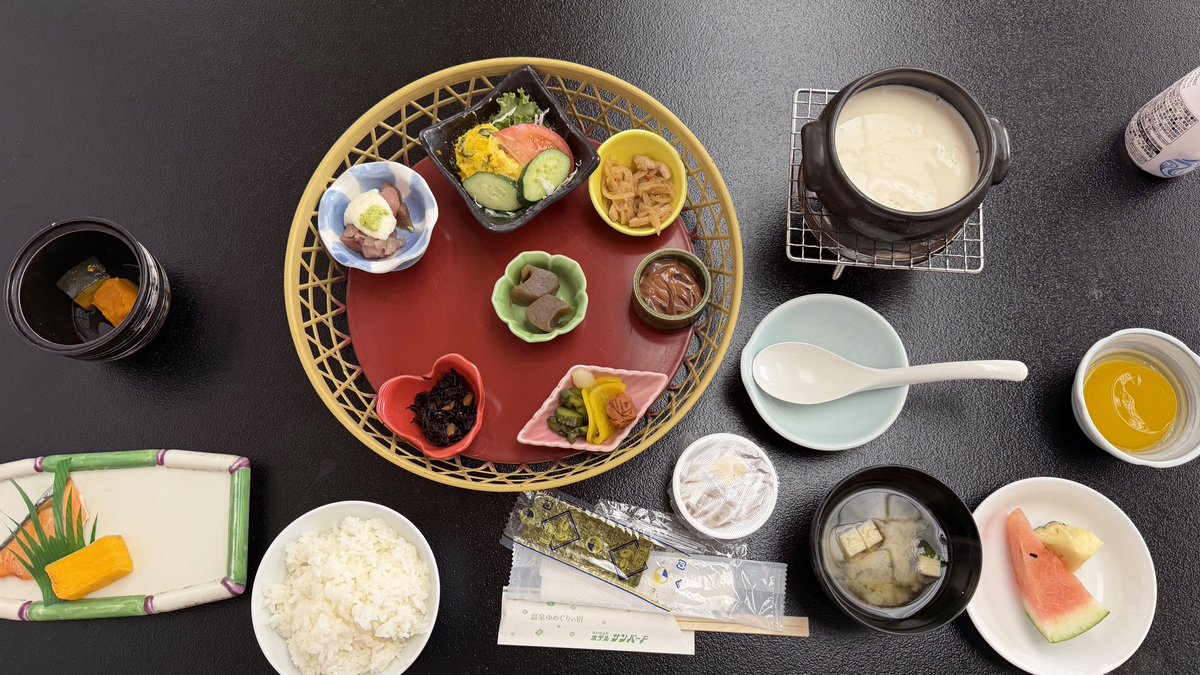 OnsenSommelierM's tweet photo. おは湯うございます🙇‍♂️本日のお宿はホテルサンバードさんでした♨️
1️⃣半露天風呂付き客室😇
2️⃣PH8.3の弱アルカリ性単純温泉👍
3️⃣夕食は上州牛のすき焼き🐃
4️⃣朝食も頑張ってます🥣
これで2万円割れは神コスパ😇ただし、こういった大規模温泉は塩素入りが宿命🥹個室風呂の湯使い表が無かったのですが、その先の循環の可能性あり🔁