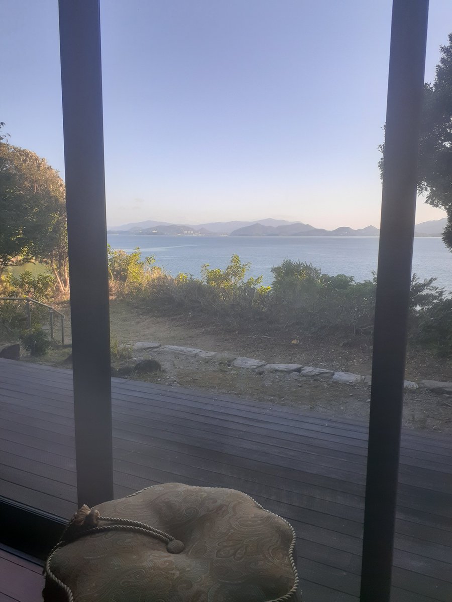 kenichidrums's tweet photo. やっぱりここから見るこの海が一番好きだ。
変わらない事。
それは大事な事。
でも時には変わらなきゃならない事もある。
その辺が浮き彫りになる数日間だった。
精一杯あがいてみよう。
オレはまだまだいける。
#大村湾 https://t.co/Q5jbHwxKRD