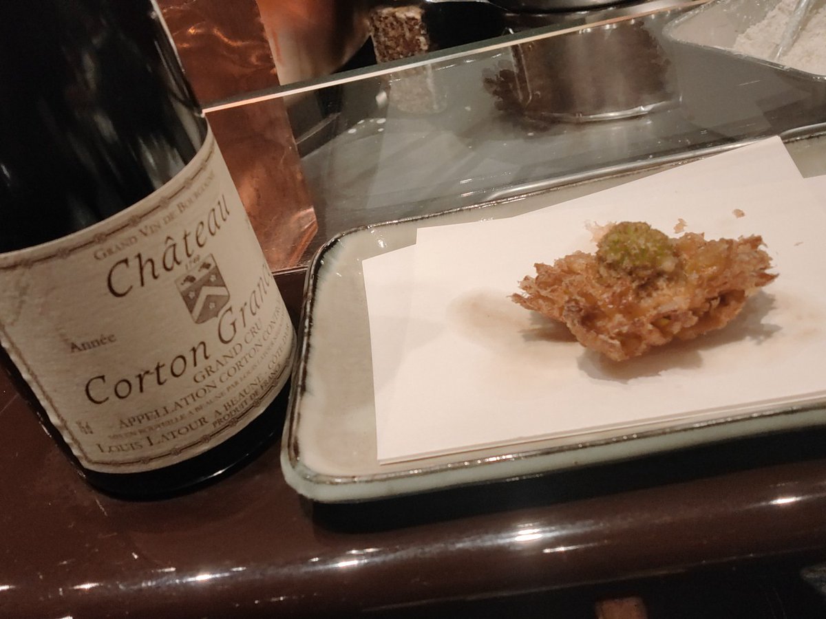 snowwine's tweet photo. 2014 Corton Chateau Corton Grancey, Louis Latour
2014年にしては暑いヴィンテージのような果実味の甘さと色の濃さ、酸味は過不足なくあります。10年以上経ていい案配で熟成感によるしなやかさも出始めています
#ワイン会 #東京ワイン会 https://t.co/X5Fm7x6jWT