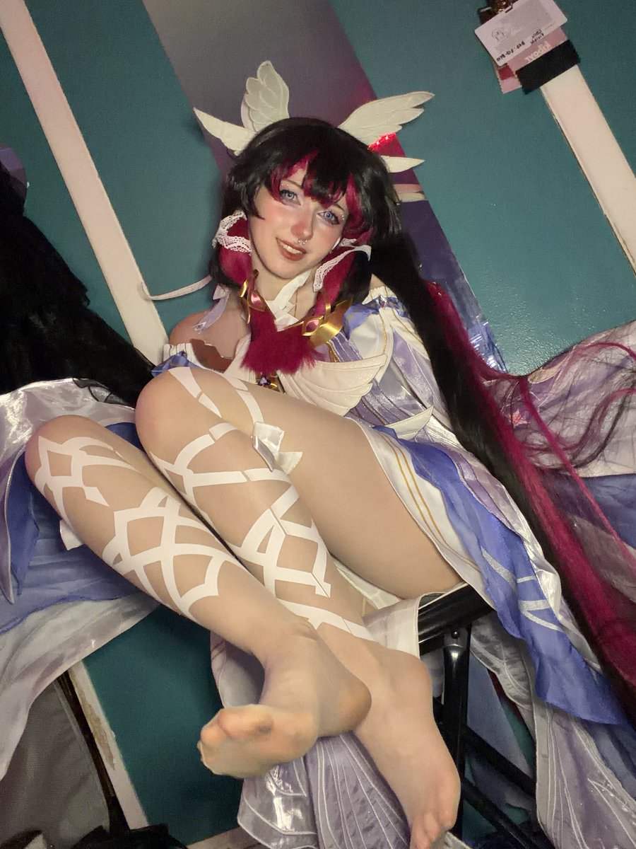 missjunebuggie_'s tweet photo. Traveler.. do you wanna sniff my feet?

#columbina #genshinimpact https://t.co/NsFhVYM9mF