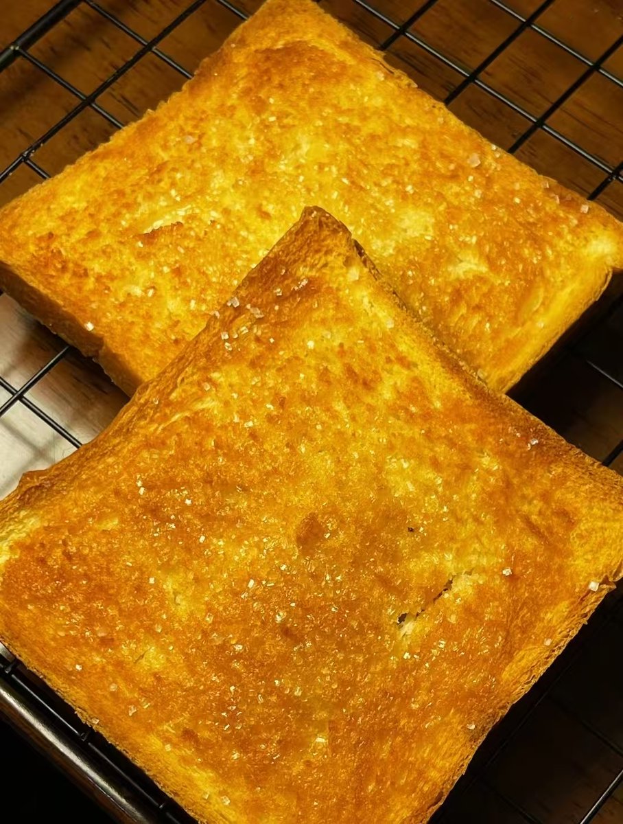 Jdub448's tweet photo. Just had the best late-night snack—warm buttery toast slathered with honey and a sprinkle of sea salt. Pure tiny joy in two bites.， https://t.co/JPc7yQS1JH