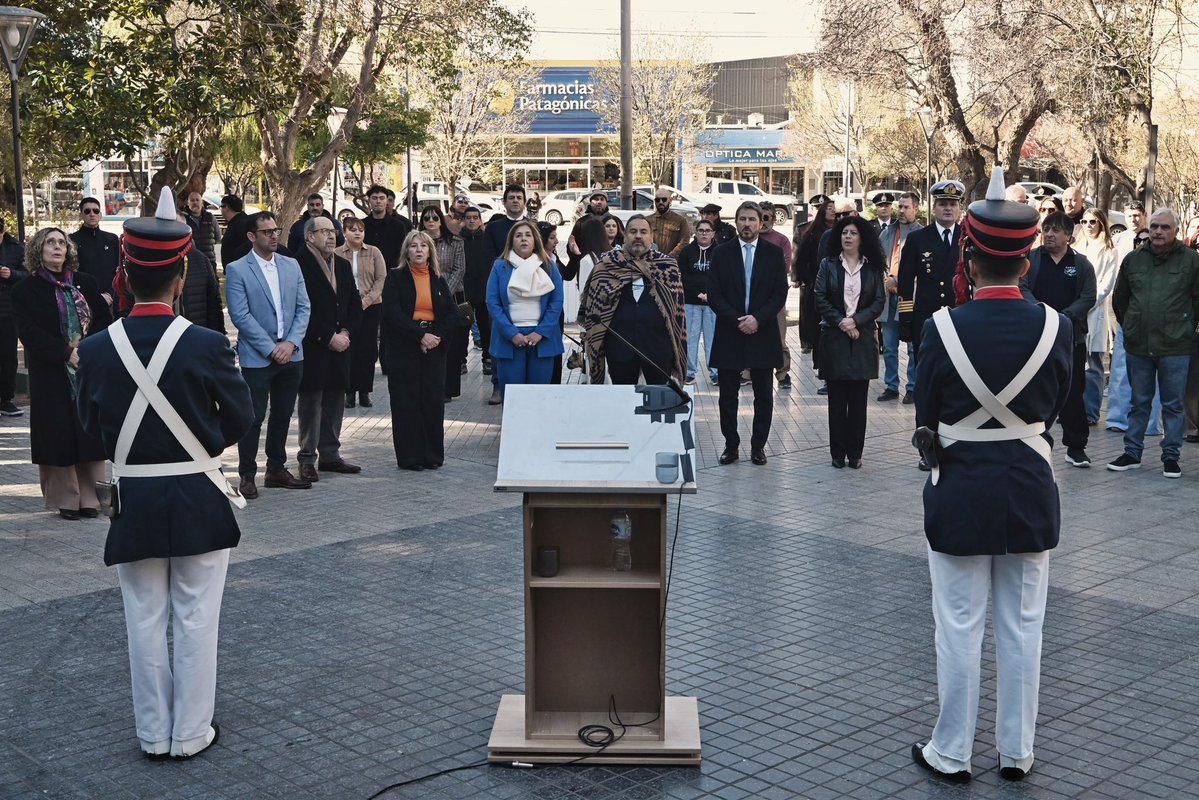 gerardomerinotw's tweet photo. EL LEGADO DE SAN MARTÍN SIGUE PRESENTE

Hoy conmemoramos en la Plaza Independencia el 176° aniversario del paso a la inmortalidad del General José de San Martín, junto a las instituciones, las fuerzas de seguridad, los veteranos de Malvinas, las colectividades y los vecinos de #Trelew.

Recordar a San Martín también es recuperar los valores que hicieron grande a nuestra Nación: el compromiso, el coraje, la responsabilidad, la unidad y la vocación de servicio.

Cada época tiene sus propios desafíos. Los nuestros son recuperar la confianza, ordenar, trabajar y volver a creer que podemos construir una sociedad con más oportunidades.

Honrar a San Martín es mantener vivos esos valores y transmitirlos a las nuevas generaciones.