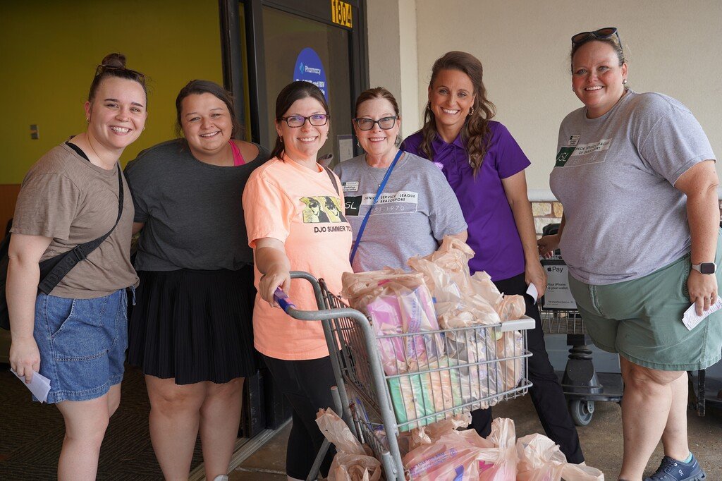 AngletonISD's tweet photo. Thanks to the Junior Service League of Brazosport for "Stuffing the Bus" for AISD! The JSL hosted its annual Stuff the Bus at the Angleton Kroger to collect items and donations for our school nurses' clinics. And, AISD had some folks on hand to help during the day. https://t.co/3WbrTNAgYB