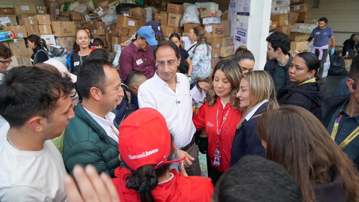jrestrp's tweet photo. Hoy estuve en uno de los puntos masivos de recolección de donaciones, en Unicentro Bogotá.

Me voy profundamente agradecido con la solidaridad de los bogotanos. Cada aporte cuenta y cada donación llegará a las familias que hoy más nos necesitan.

Pero necesitamos seguir. No paremos de donar.

Este punto estará abierto toda la semana, de 9:00 a. m. a 7:00 p. m., recibiendo ayudas.

Colombia nos necesita unidos. Sigamos demostrando de qué estamos hechos. Con solidaridad, trabajo y la ayuda de Dios, vamos a salir adelante. 🇨🇴