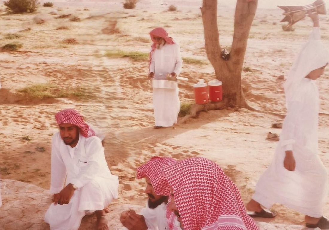 DrMalowein's tweet photo. نبذة عن سيرة والدي #عبدالله_بن_إبراهيم_بن_رشيد_العوين رحمه الله.

ولد - رحمه الله - في #حوطة_بني_تميم في عام 1337هـ تقريباً، وأمه شما بنت إبراهيم آل فرحان من القويع.
توفي والده إبراهيم بن الشيخ رشيد العوين عام 1344هـ وعمره لا يتجاور سبع سنين بسكتة قلبية بعد صلاته آخر الليل.
نشأ مع أخته الشقيقة سارة في كنف عائلته آل عوين، حيث تزوجت أخته من محمد بن عبد الله بن محمد ثم تزوجت أمه على أخيه رشيد بن عبد الله بن محمد رغبة في ضم شتات الأسرة الصغيرة وحماية لها.

 ولكن أمه طلقت بعد فترة وعادت إلى أهلها آل فرحان في القويع؛ ولكنها حرصت قبل أن تنتقل أن يختم ابنها القرآن حفظاً، فذهبت لمعلم الكتاتيب فطلبت أن يجعل لولدها عبد الله درساً خاصاً، وأنه إذا حفظ فله كذا من المبلغ، كما أن له يومياً عشاءً به لحم، فكان بعد الدرس يأتي له في منزله فيحفظه القرآن وكانت رحمها الله تبدع في طبخ العشاء ترغيباً للمعلم، وتزيد في اللحم من أجل ذلك، حتى استطاع أن يحفظ القرآن كاملاً في أقل من شهرين.

طلبه للعلم: 
طلب العلم على يد مشايخ ذلك الزمان في الكتاتيب والجوامع بعد أن ختم القرآن، وقرأ متون كثير من كتب التوحيد والفقه والسير مع أقرانه في القويع آنذاك، ومنهم: الشيخ عبد الله المسعري رئيس ديوان المظالم سابقا رحمه الله، والشيخ عبد الله بن زيد بن محمود مفتي قطر سابقاً رحمه الله، وغيرهما، وكان مع أقرانه يتعاقبون ويؤمون الناس بالصلاة في رمضان التراويح والتهجد.

عمله: 
واشتغل بالفلاحة فترة من الزمن حيث اشترى من المال الوفير الذي تركه له أبوه مزرعة بالحنو في العطيان وفلحها زمنا غير طويل حتى دهم منطقة نجد ومناطق كثيرة من العالم وباء، فقد فيها طفلة له، ثم والدته، ثم زوجته أم ابنه إبراهيم، فلم يبق معه إلا ابنه "إبراهيم" فعزم على بيع مزرعته بالحنو بأي ثمن فباعها " بقاب كلب ".

انتقل للرياض وعمل في الفلاحة في مزارع الأمير بندر بن عبد العزيز في المصانع قرب الرياض، ثم في مزارع الأمير محمد بن عبد العزيز.

ثم قام بفتح محل لإصلاح الأسلحة في الرياض إلا أنه لم يستمر طويلاً فانتقل لبلده الحوطة، واعتاش من كسب يده بالإفادة من مهاراته في إصلاح المعدات كإصلاح الساعات والأسلحة والخياطة، وأم مسجد العيينة بالحوطة زمناً، ثم أم بالجامع الكبير فترة أخرى أيضا.

وجاءه عرض من صديقه الشيخ #عبدالله_بن_زيد_بن_محمود لإمامة الجامع الكبير بالدوحة فقبل هذا العرض، ومكث في الدوحة خطيباً وإماماً للجامع الكبير في عهد الشيخ أحمد بن علي آل ثاني ثلاث سنين من عام 1381 إلى عام 1383 تقريبا. ولم يطب له المقام بالدوحة لأسباب كثيرة لا محل لذكرها هنا؛ فعزم على العودة إلى البلاد.

وجاءه عرض جديد من الأمير #محمد_بن_عبدالعزيز_آل_سعود - رحمه الله - راعي جبرة، الملقب بالمطوع؛ إماماً له ومستشاراً دينياً؛ فوافق، وصحبه مدة قاربت أربعين عاما.. ابتدأت من عام 1385هـ إلى سنة وفاة الأمير محمد عام 1406هـ.

وقد تجاوزت صلته بالأمير محمد مقاييس العمل إلى مرتبة الأخوة الحميمة والصلة الأسرية العميقة التي خولته تلك الثقة أن يوكل إليه رأب ما انصدع من علاقات زوجية وإصلاح ما انعطب من صلات عائلية، ونصح من احتاج إلى النصح والتوجيه من الأبناء.

وقد فجع بوفاة ابنه إبراهيم - رحمه الله - بحادث سيارة بتاريخ 28/11/1420هـ فصبر واحتسب، ثم فجع بوفاة زوجته أم محمد بتاريخ 22/11/1422هـ فصبر واحتسب.

وفاته: 
وتوفي الوالد رحمة الله عليه في الخامس عشر من شهر شوال من عام 1424هـ عن سبعة وثمانين عاماً بعد إصابته بجلطة في الرأس أقعدته عاماً كاملاً.

من أبرز صفاته: 
سخاؤه الشديد على قلة ذات يده؛ لورعه وزهده وميله إلى تحري لقمة العيش " النظيفة " البعيدة عن الشبهة قدر المستطاع، حيث لم يرحب بمصادر رزق كثيرة لشكه في نزاهتها.

وتميز أيضا بالتأني وسعة البال والسعي بالإصلاح بين الناس والحكمة والاختلاط بطبقات كثيرة ومجلسه المفتوح لمحبيه وعارفيه من كل مكان بحوطة بني تميم وغيرها، وكان رحمه الله يتميز بذاكرة قوية، وحفظ للأحداث والتواريخ.

زوجاته:
 تزوج - رحمه الله - أربع زوجات وهي كما يلي قام بطلاق الأولى (من عائلة آل عامر من الحلوة) والثانية (من آل دهام من القويع) ولم ينجبا منه. وأما الثالثة: بنت سعد بن عبد الله آل دهام من القويع أيضا، وقد توفيت بعد أن أنجبت له بنتا - توفيت صغيرة - وولدا هو الأخ إبراهيم. رحمه الله.
والرابعة: هي أم محمد مريم بنت سعد بن فواز آل داود، بعد أن توفي زوجها حسن بن طالب وكانت أنجبت من ابن طالب ابنة واحدة تزوجها بعد أن انتهت وقائع زيارة الملك سعود بن عبد العزيز لمدينة الحوطة في شهر ذي القعدة من عام 1377ه وتزوج بعدها بأشهر، وأنجبت منه: محمد، ثم ابنة توفيت، ثم عبد الرحمن، ثم عبد العزيز، ثم حصة، ثم سعود، ثم سعد.

ملحوظة:
 سجل هذه المعلومات مشافهةً عن الوالد - رحمه الله - الشيخ أحمد بن عبدالرحمن بن رشيد العوين - رحمه الله - ووضع هذا التعريف بشخصية الوالد في موقع عائلة العوين الرسمي ضمن سجل التعريفات بأبرز شخصيات العائلة.