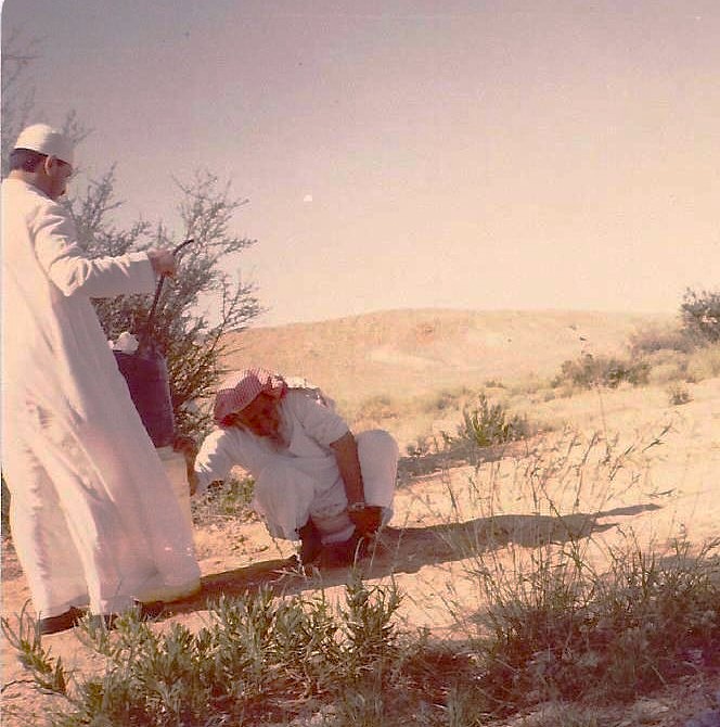 DrMalowein's tweet photo. نبذة عن سيرة والدي #عبدالله_بن_إبراهيم_بن_رشيد_العوين رحمه الله.

ولد - رحمه الله - في #حوطة_بني_تميم في عام 1337هـ تقريباً، وأمه شما بنت إبراهيم آل فرحان من القويع.
توفي والده إبراهيم بن الشيخ رشيد العوين عام 1344هـ وعمره لا يتجاور سبع سنين بسكتة قلبية بعد صلاته آخر الليل.
نشأ مع أخته الشقيقة سارة في كنف عائلته آل عوين، حيث تزوجت أخته من محمد بن عبد الله بن محمد ثم تزوجت أمه على أخيه رشيد بن عبد الله بن محمد رغبة في ضم شتات الأسرة الصغيرة وحماية لها.

 ولكن أمه طلقت بعد فترة وعادت إلى أهلها آل فرحان في القويع؛ ولكنها حرصت قبل أن تنتقل أن يختم ابنها القرآن حفظاً، فذهبت لمعلم الكتاتيب فطلبت أن يجعل لولدها عبد الله درساً خاصاً، وأنه إذا حفظ فله كذا من المبلغ، كما أن له يومياً عشاءً به لحم، فكان بعد الدرس يأتي له في منزله فيحفظه القرآن وكانت رحمها الله تبدع في طبخ العشاء ترغيباً للمعلم، وتزيد في اللحم من أجل ذلك، حتى استطاع أن يحفظ القرآن كاملاً في أقل من شهرين.

طلبه للعلم: 
طلب العلم على يد مشايخ ذلك الزمان في الكتاتيب والجوامع بعد أن ختم القرآن، وقرأ متون كثير من كتب التوحيد والفقه والسير مع أقرانه في القويع آنذاك، ومنهم: الشيخ عبد الله المسعري رئيس ديوان المظالم سابقا رحمه الله، والشيخ عبد الله بن زيد بن محمود مفتي قطر سابقاً رحمه الله، وغيرهما، وكان مع أقرانه يتعاقبون ويؤمون الناس بالصلاة في رمضان التراويح والتهجد.

عمله: 
واشتغل بالفلاحة فترة من الزمن حيث اشترى من المال الوفير الذي تركه له أبوه مزرعة بالحنو في العطيان وفلحها زمنا غير طويل حتى دهم منطقة نجد ومناطق كثيرة من العالم وباء، فقد فيها طفلة له، ثم والدته، ثم زوجته أم ابنه إبراهيم، فلم يبق معه إلا ابنه "إبراهيم" فعزم على بيع مزرعته بالحنو بأي ثمن فباعها " بقاب كلب ".

انتقل للرياض وعمل في الفلاحة في مزارع الأمير بندر بن عبد العزيز في المصانع قرب الرياض، ثم في مزارع الأمير محمد بن عبد العزيز.

ثم قام بفتح محل لإصلاح الأسلحة في الرياض إلا أنه لم يستمر طويلاً فانتقل لبلده الحوطة، واعتاش من كسب يده بالإفادة من مهاراته في إصلاح المعدات كإصلاح الساعات والأسلحة والخياطة، وأم مسجد العيينة بالحوطة زمناً، ثم أم بالجامع الكبير فترة أخرى أيضا.

وجاءه عرض من صديقه الشيخ #عبدالله_بن_زيد_بن_محمود لإمامة الجامع الكبير بالدوحة فقبل هذا العرض، ومكث في الدوحة خطيباً وإماماً للجامع الكبير في عهد الشيخ أحمد بن علي آل ثاني ثلاث سنين من عام 1381 إلى عام 1383 تقريبا. ولم يطب له المقام بالدوحة لأسباب كثيرة لا محل لذكرها هنا؛ فعزم على العودة إلى البلاد.

وجاءه عرض جديد من الأمير #محمد_بن_عبدالعزيز_آل_سعود - رحمه الله - راعي جبرة، الملقب بالمطوع؛ إماماً له ومستشاراً دينياً؛ فوافق، وصحبه مدة قاربت أربعين عاما.. ابتدأت من عام 1385هـ إلى سنة وفاة الأمير محمد عام 1406هـ.

وقد تجاوزت صلته بالأمير محمد مقاييس العمل إلى مرتبة الأخوة الحميمة والصلة الأسرية العميقة التي خولته تلك الثقة أن يوكل إليه رأب ما انصدع من علاقات زوجية وإصلاح ما انعطب من صلات عائلية، ونصح من احتاج إلى النصح والتوجيه من الأبناء.

وقد فجع بوفاة ابنه إبراهيم - رحمه الله - بحادث سيارة بتاريخ 28/11/1420هـ فصبر واحتسب، ثم فجع بوفاة زوجته أم محمد بتاريخ 22/11/1422هـ فصبر واحتسب.

وفاته: 
وتوفي الوالد رحمة الله عليه في الخامس عشر من شهر شوال من عام 1424هـ عن سبعة وثمانين عاماً بعد إصابته بجلطة في الرأس أقعدته عاماً كاملاً.

من أبرز صفاته: 
سخاؤه الشديد على قلة ذات يده؛ لورعه وزهده وميله إلى تحري لقمة العيش " النظيفة " البعيدة عن الشبهة قدر المستطاع، حيث لم يرحب بمصادر رزق كثيرة لشكه في نزاهتها.

وتميز أيضا بالتأني وسعة البال والسعي بالإصلاح بين الناس والحكمة والاختلاط بطبقات كثيرة ومجلسه المفتوح لمحبيه وعارفيه من كل مكان بحوطة بني تميم وغيرها، وكان رحمه الله يتميز بذاكرة قوية، وحفظ للأحداث والتواريخ.

زوجاته:
 تزوج - رحمه الله - أربع زوجات وهي كما يلي قام بطلاق الأولى (من عائلة آل عامر من الحلوة) والثانية (من آل دهام من القويع) ولم ينجبا منه. وأما الثالثة: بنت سعد بن عبد الله آل دهام من القويع أيضا، وقد توفيت بعد أن أنجبت له بنتا - توفيت صغيرة - وولدا هو الأخ إبراهيم. رحمه الله.
والرابعة: هي أم محمد مريم بنت سعد بن فواز آل داود، بعد أن توفي زوجها حسن بن طالب وكانت أنجبت من ابن طالب ابنة واحدة تزوجها بعد أن انتهت وقائع زيارة الملك سعود بن عبد العزيز لمدينة الحوطة في شهر ذي القعدة من عام 1377ه وتزوج بعدها بأشهر، وأنجبت منه: محمد، ثم ابنة توفيت، ثم عبد الرحمن، ثم عبد العزيز، ثم حصة، ثم سعود، ثم سعد.

ملحوظة:
 سجل هذه المعلومات مشافهةً عن الوالد - رحمه الله - الشيخ أحمد بن عبدالرحمن بن رشيد العوين - رحمه الله - ووضع هذا التعريف بشخصية الوالد في موقع عائلة العوين الرسمي ضمن سجل التعريفات بأبرز شخصيات العائلة.