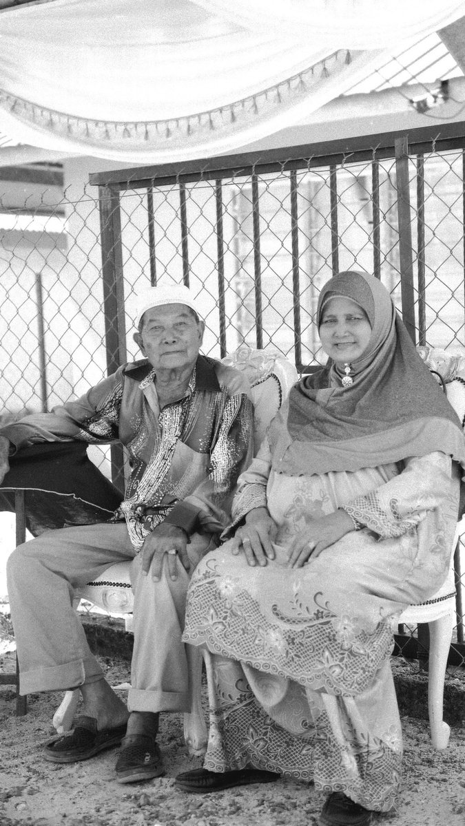 nielam__'s tweet photo. alhamdulillah dua dua dah bahagia dalam syurga , sakitnya nak terima kenyataan ni , sakit sangat . nenek atok dah tak sakit lagi . terima kasih atok nenek untuk 25 tahun ni , orang takkan lupa sampai mati , kita jumpa dekat sana tau , orang rinduu 😭❤️ https://t.co/yQ6kSOlSgW