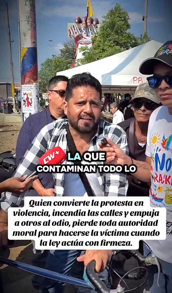 LuisMaraiano's tweet photo. Que @AlfreMondragon en estos momentos que atraviesa cali, haya pintado nuevamente los puentes con su campaña de odió, demuestran que ese malparirdo no quiere ni a su propia madre. https://t.co/hBXaPP4jkb