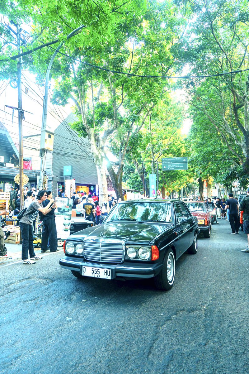 TomtomTheTITANS's tweet photo. Si maung "tripelpaip" show on Pasar Kalcer, Trunojoyo Bandung by Ginda Sonagi 
#w123 #w123bandung #mbw123cbi #tomtomthetitans https://t.co/zr05UVOFFq
