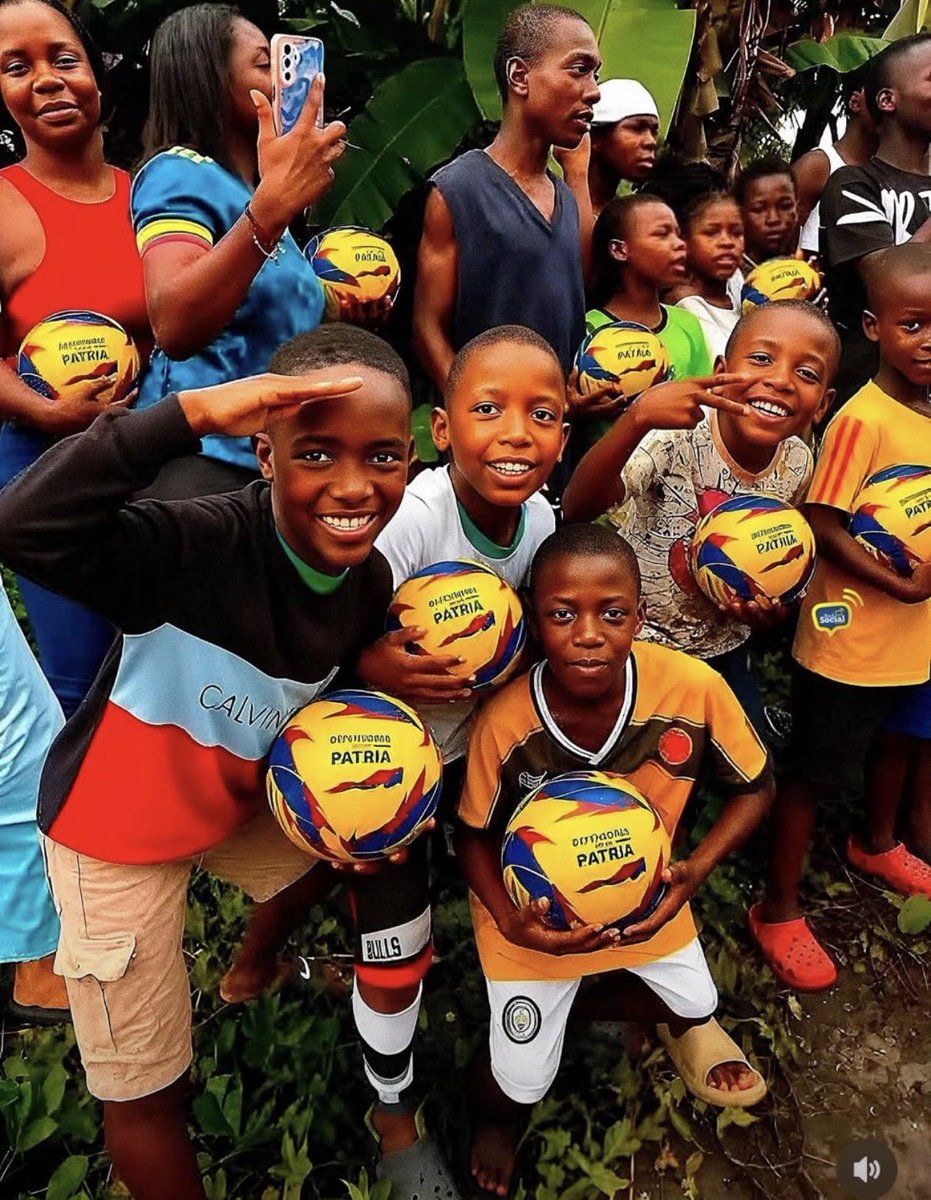 CxRamirezMiguel's tweet photo. Al mal tiempo buena cara, Felicito al Dr @ABDELAESPRIELLA por la entrega de balones de fútbol a los niños de Buenaventura y el Choco, les llevo felicidad y un mensaje de optimismo en medio de la adversidad, @ramonjesurunf @MinDeporteCol @RicardoAyerbe @AlejandroChar @AnaVesga_G @JulianClavijoO @andresrengifo77 @cesaralo @TimoLirri @CarlosZu14 @WinSportsTV @VickyDavilaH @estcol