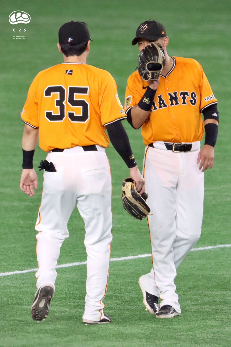 na029p's tweet photo. 🤫💬

#吉川尚輝 選手
#泉口友汰 選手
2025.08.23 東京ドーム https://t.co/UJdGeYMG7I