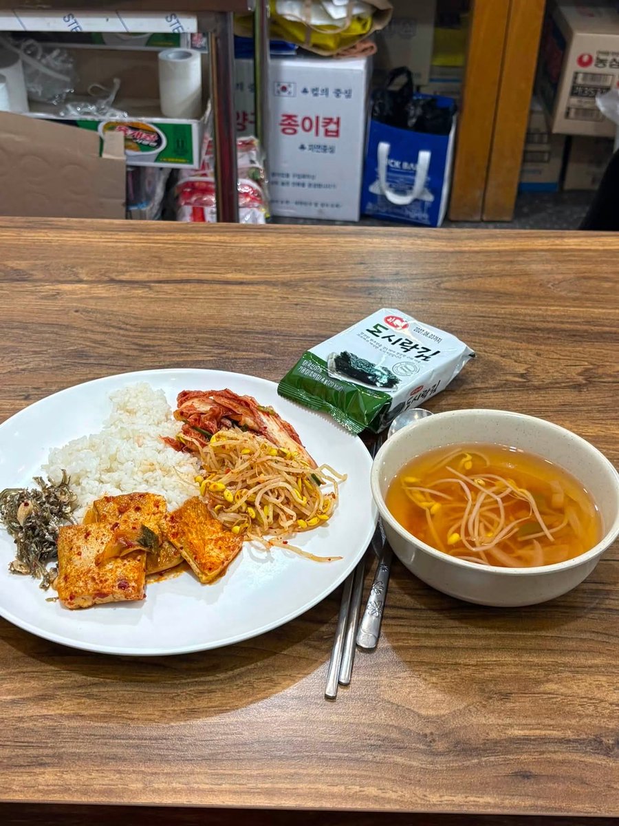 Bulloger's tweet photo. [오랫만에 시시랑 아침산책]

제가 즐겨찾는 아침일찍 공사장 일터로 나가는 건설노동자들의 집밥같은 음식점. 주인 아주머니가 민주당 권리당원. 저를 찍었다고 하네요. 시시를 너무 좋아해서 생계란을 두개나 주었어요. 시시가 오랫만에 아빠랑 산책을 해서 너무 좋아하네요. 오늘은 김대중 대통령 서거일 8.18 입니다. 아침먹고 현충원에 가려고 합니다.