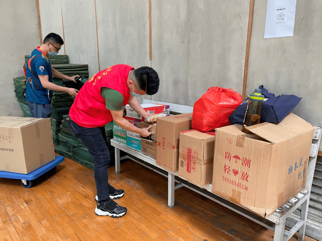 BenhurRezende's tweet photo. [Spent the morning packing care kits for unhoused neighbors—small act, big heart, made new friends who care just as much. #VolunteerDay]， https://t.co/BrgyWHH2PG